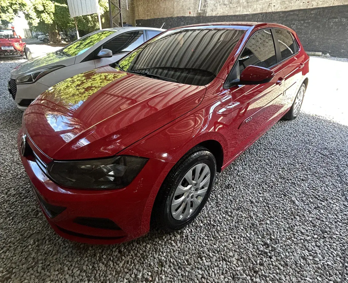 Polo vermelho fotografado na área de atendimento da Veritas Lava Jato