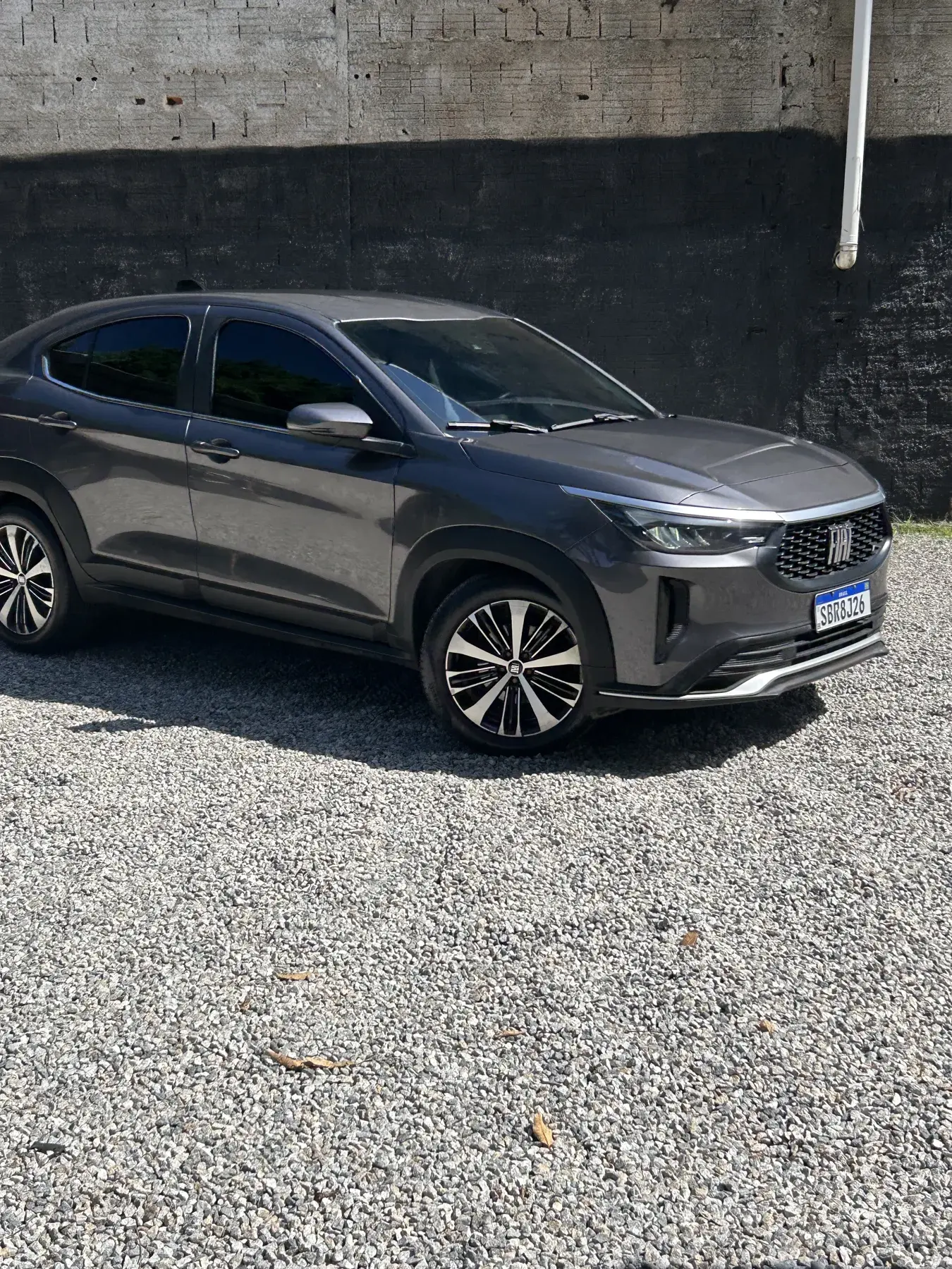 SUV cinza — vista lateral