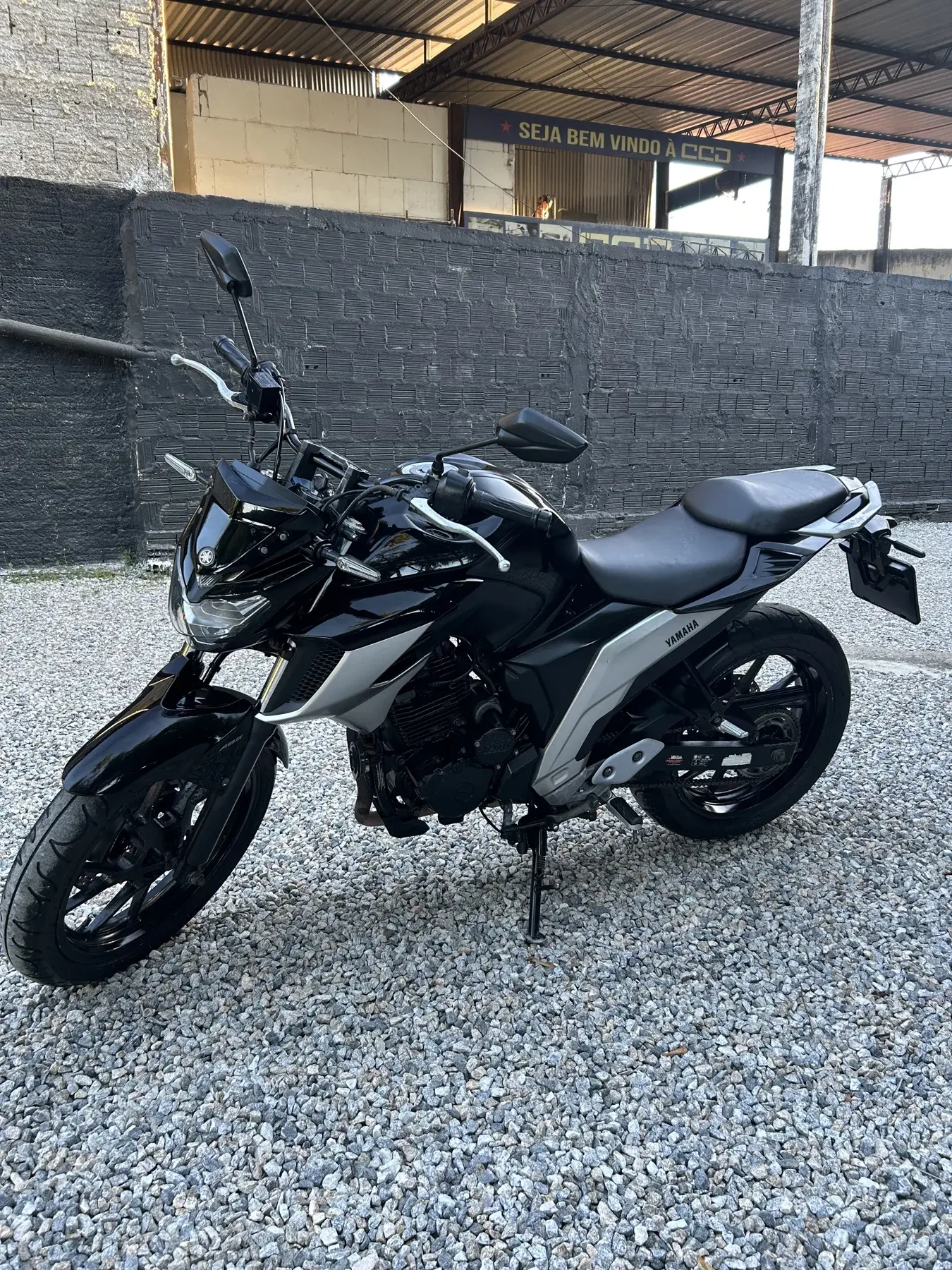 Moto preta na área de atendimento