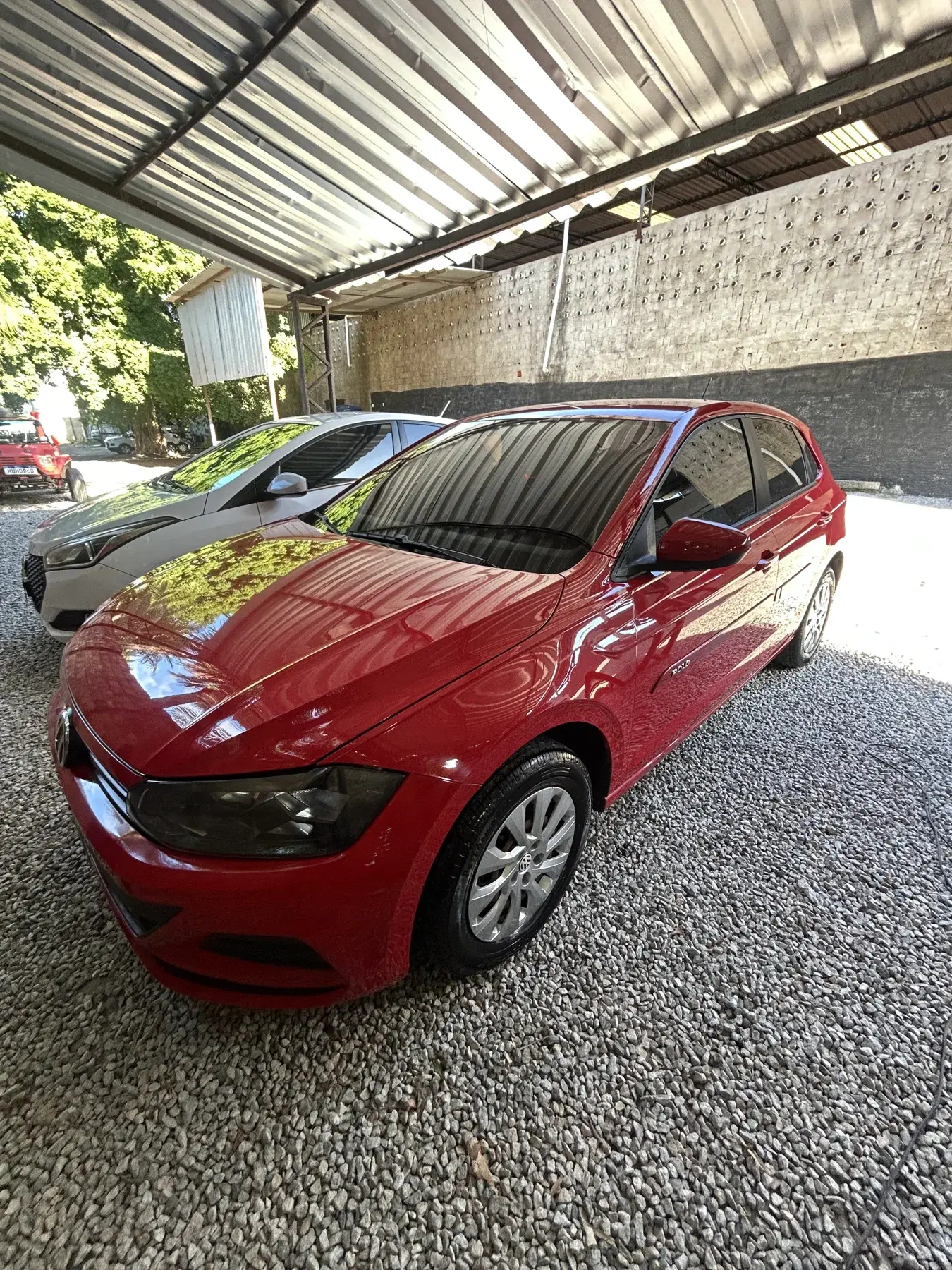 Polo vermelho — frente e lateral