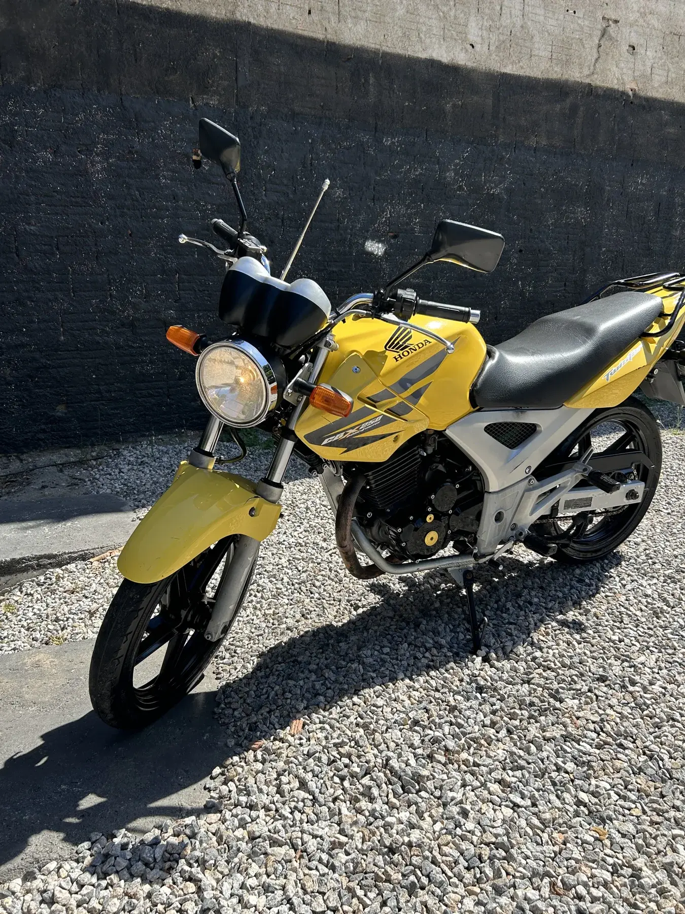 Moto amarela — vista lateral